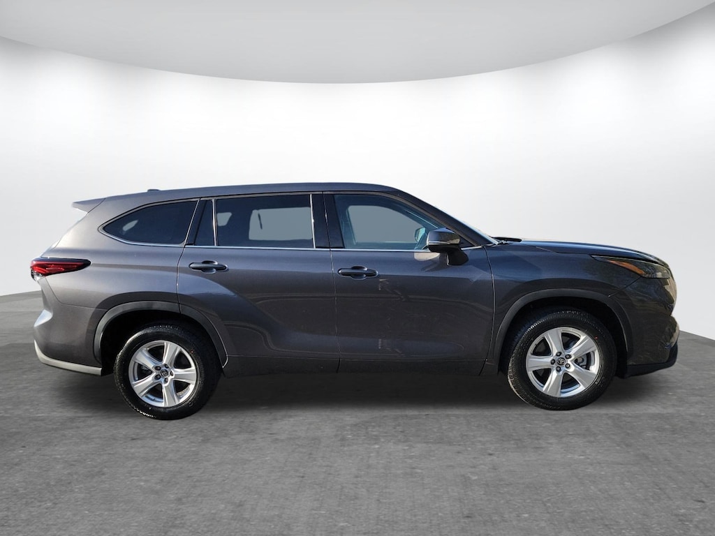 Used 2022 Toyota Highlander LE SUV