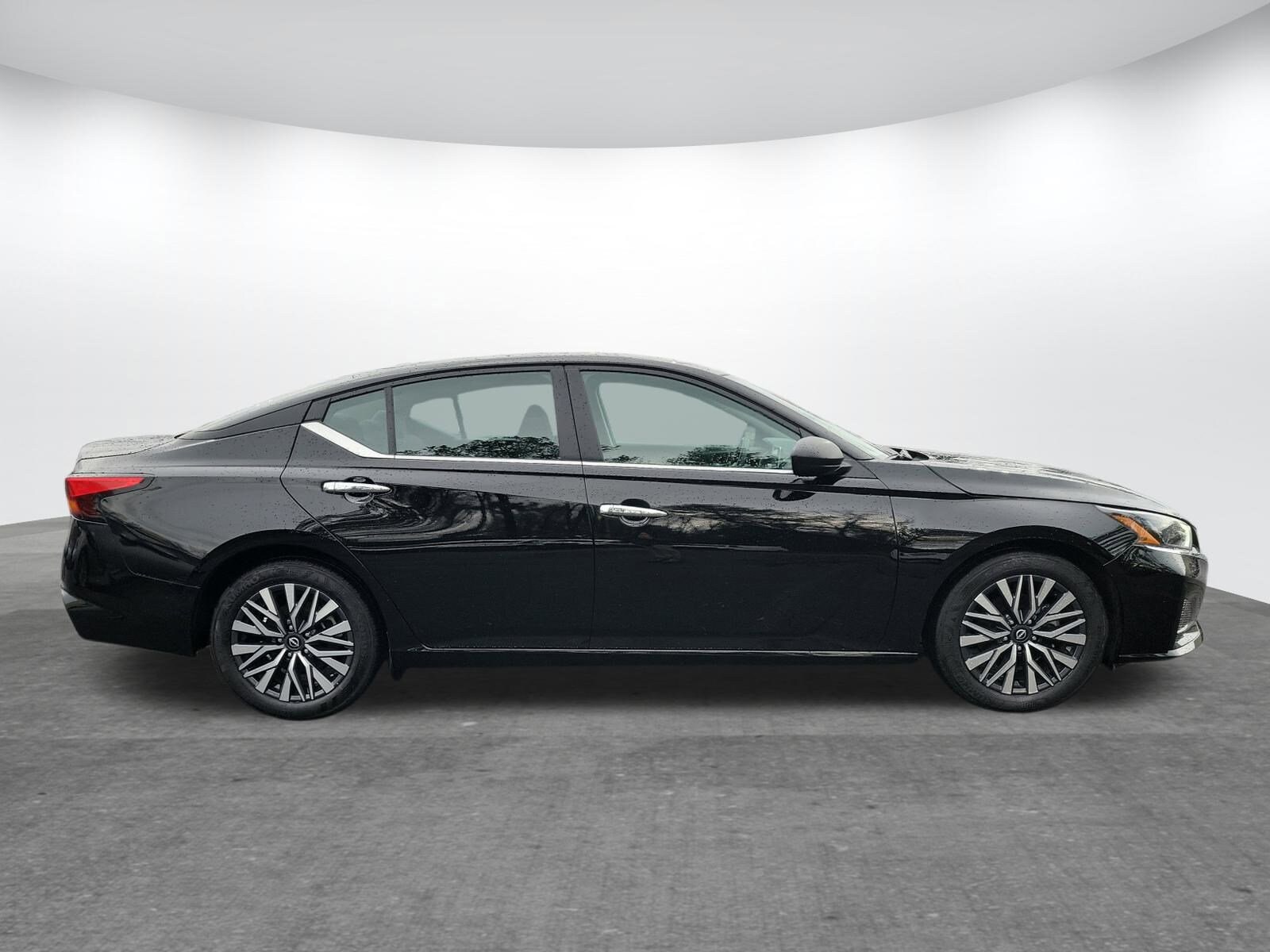 2025 Nissan Altima SV photo 2