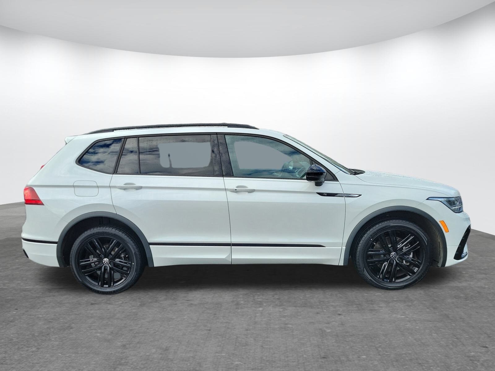 2022 Volkswagen Tiguan SE R-Line Black photo 2