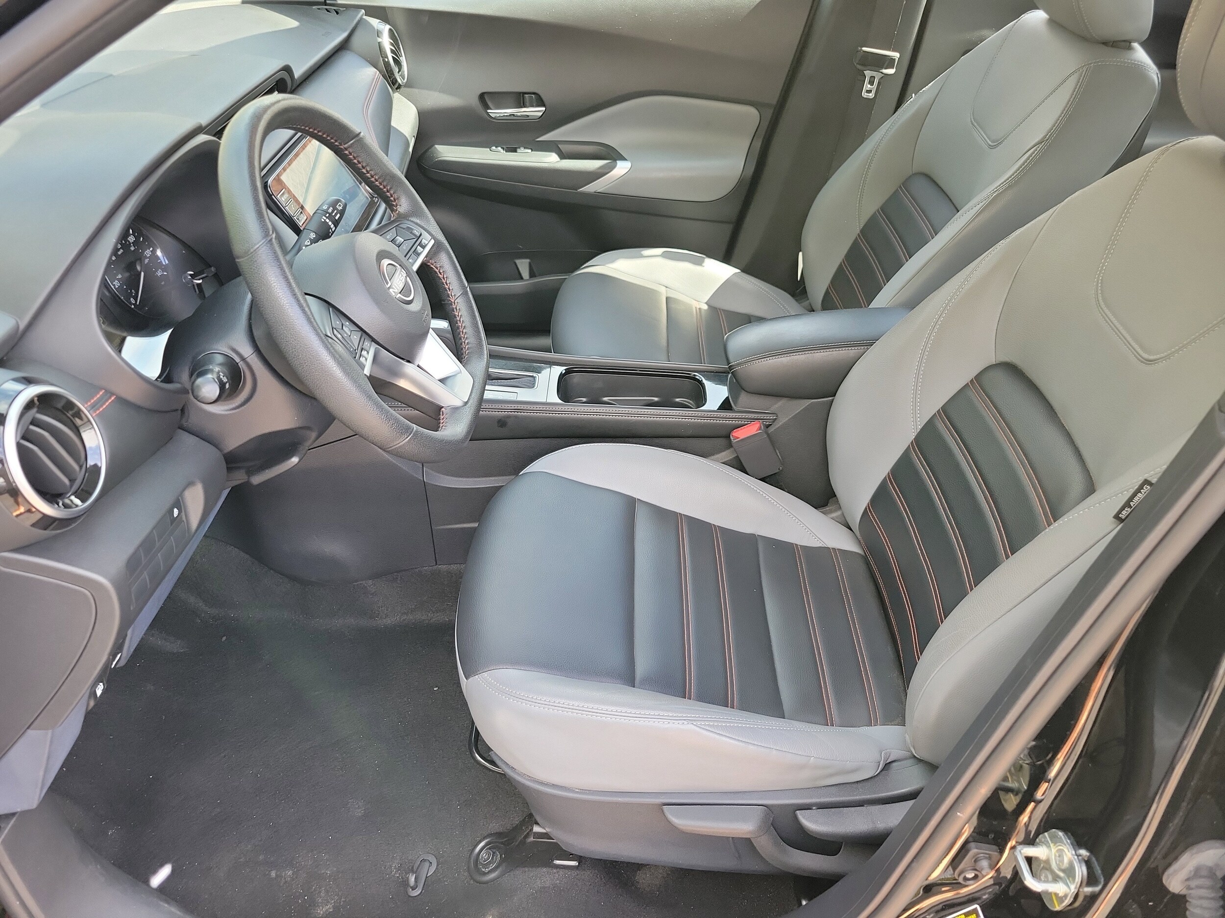 2023 Nissan Kicks SR photo 2