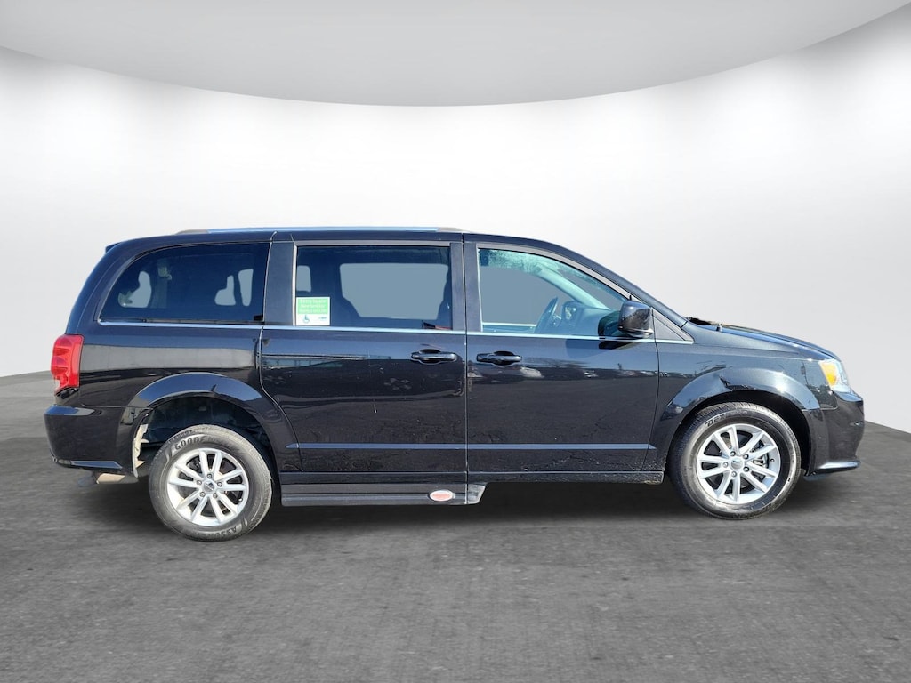 Used 2018 Dodge Grand Caravan SXT Van Passenger Van
