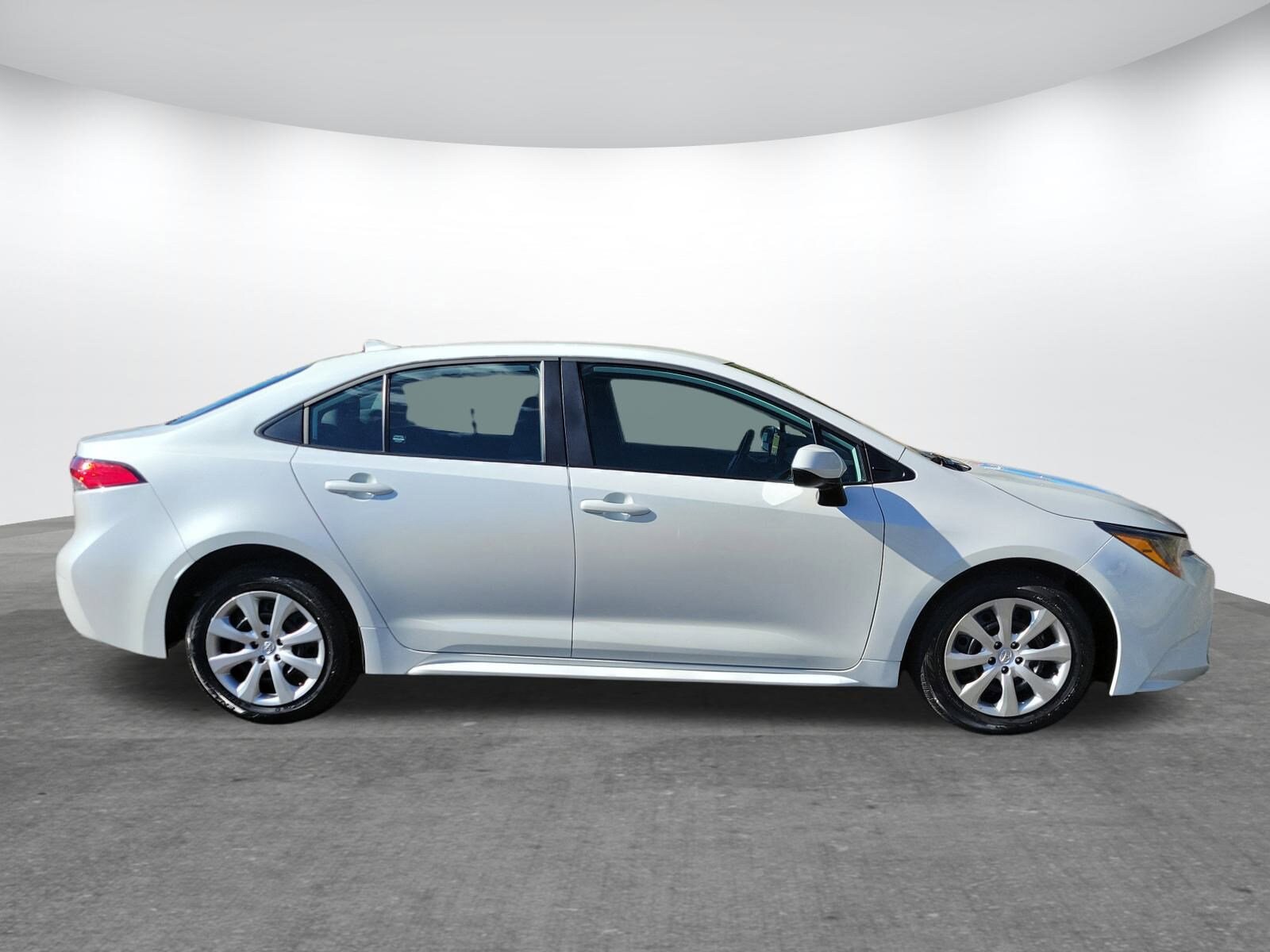 2025 Toyota Corolla LE photo 2