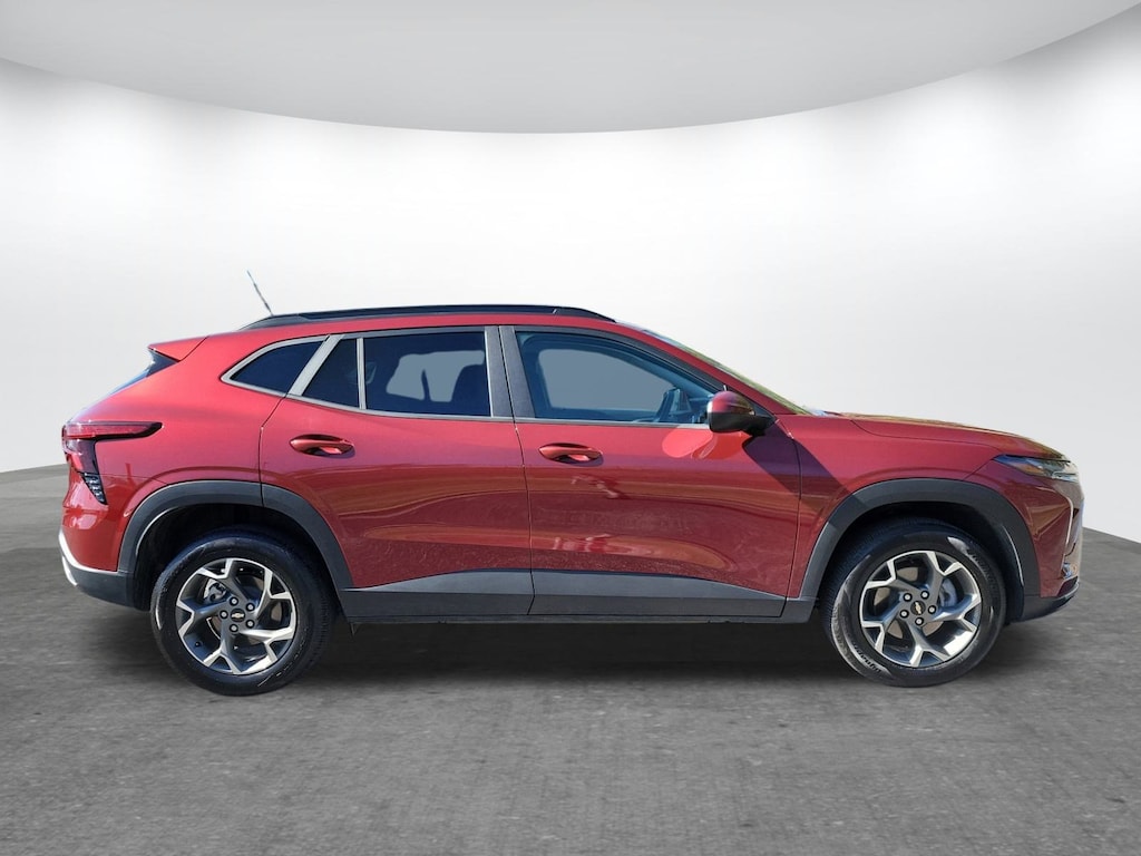 Used 2025 Chevrolet Trax LT SUV