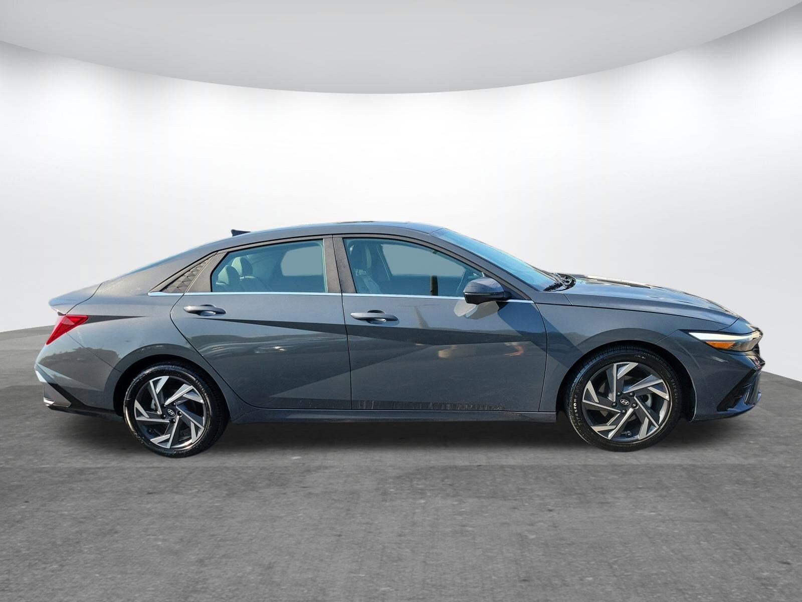 2024 Hyundai Elantra Limited photo 2