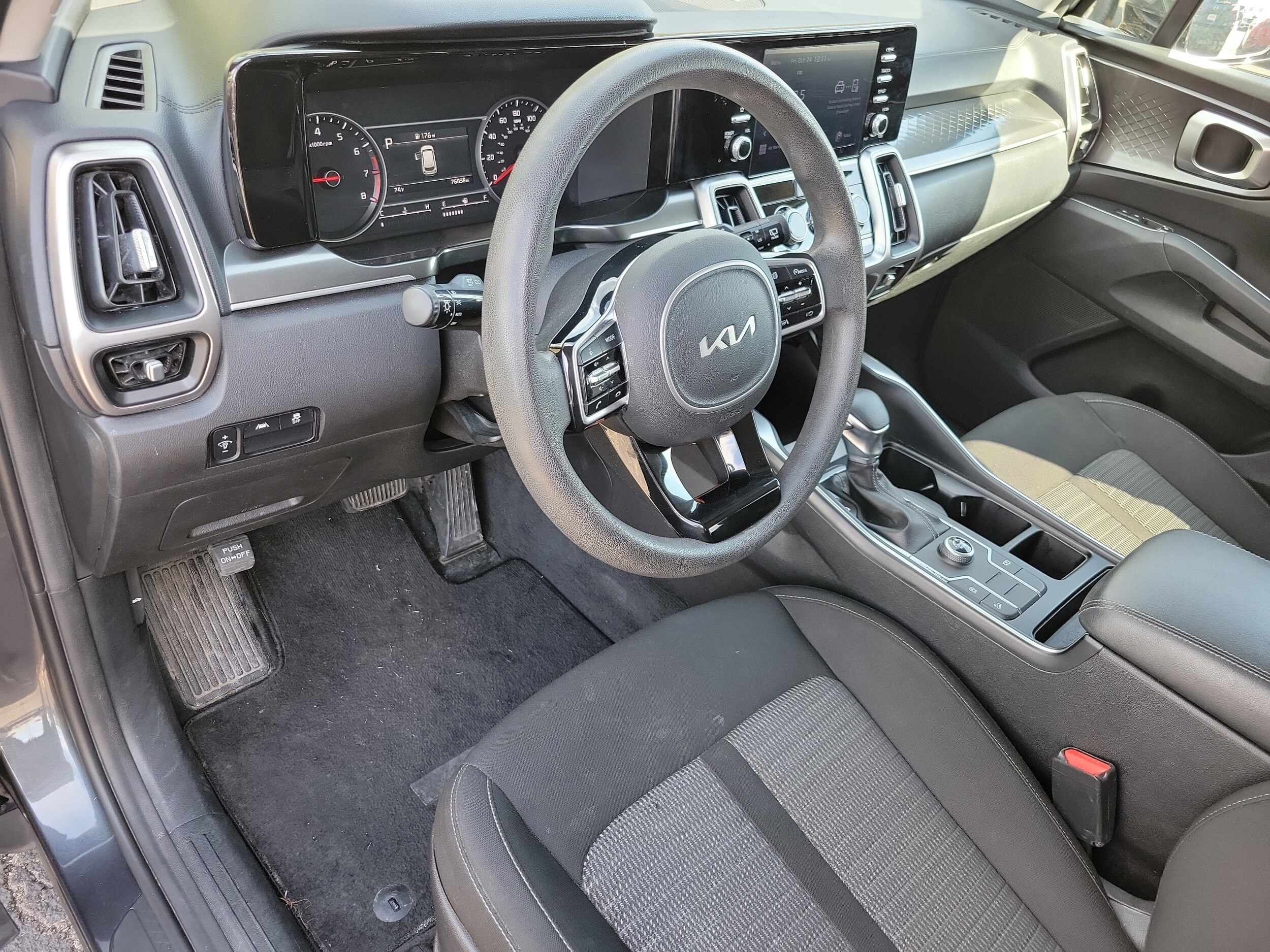 2022 Kia Sorento LX photo 3