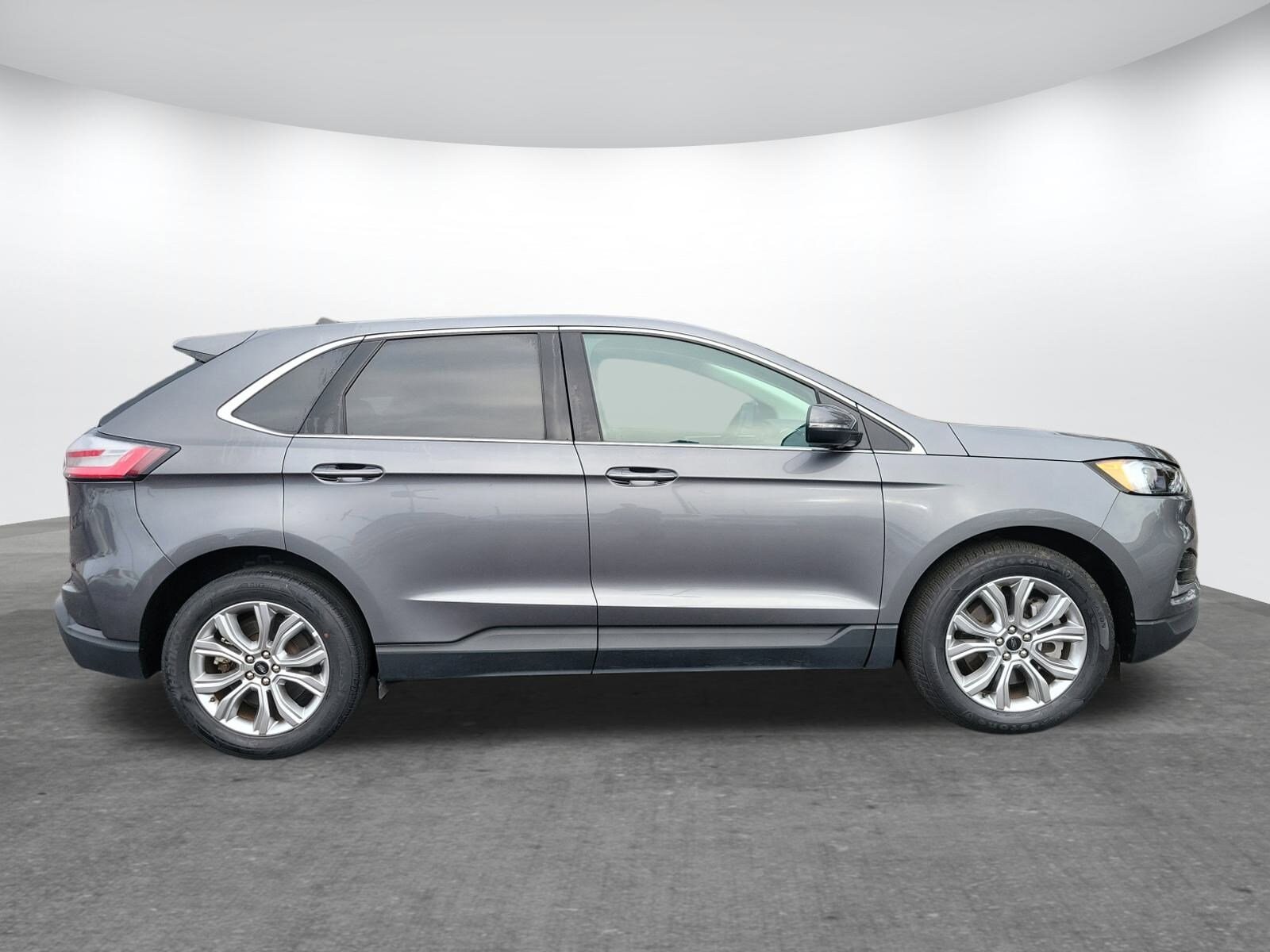 2024 Ford Edge Titanium photo 2