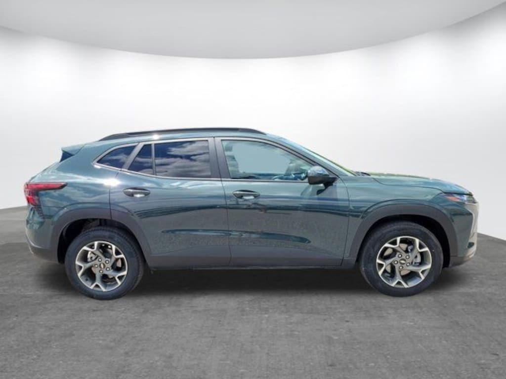 Used 2025 Chevrolet Trax LT SUV