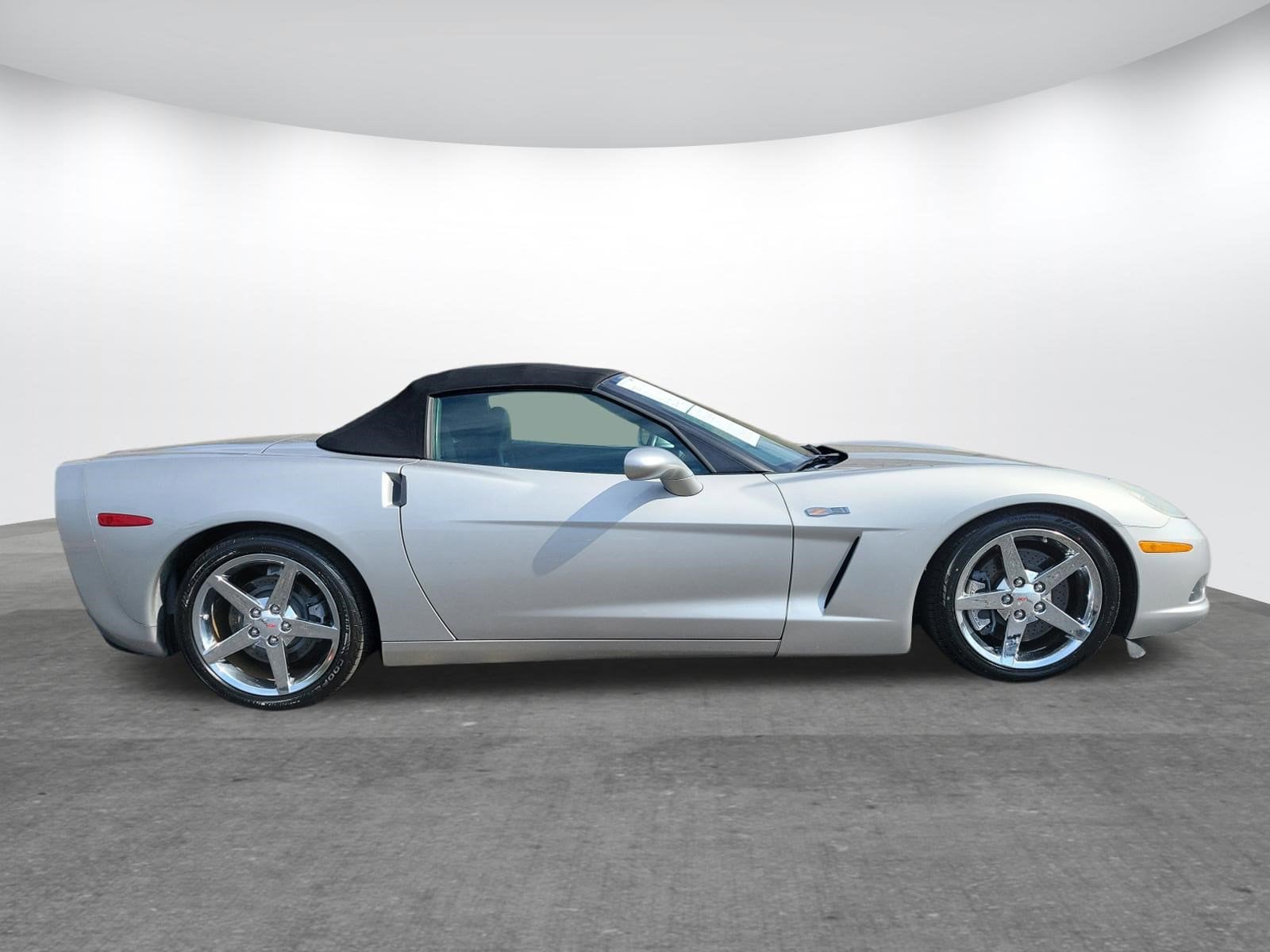 Used 2005 Chevrolet Corvette Base with VIN 1G1YY34U555129252 for sale in Gardendale, AL