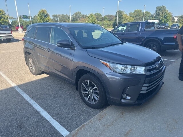 2019 Toyota Highlander SE XLE photo 2