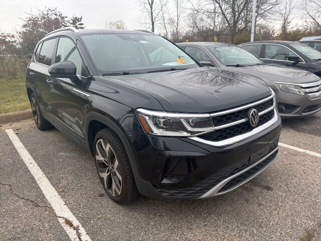 2022 Volkswagen Taos SEL photo 2