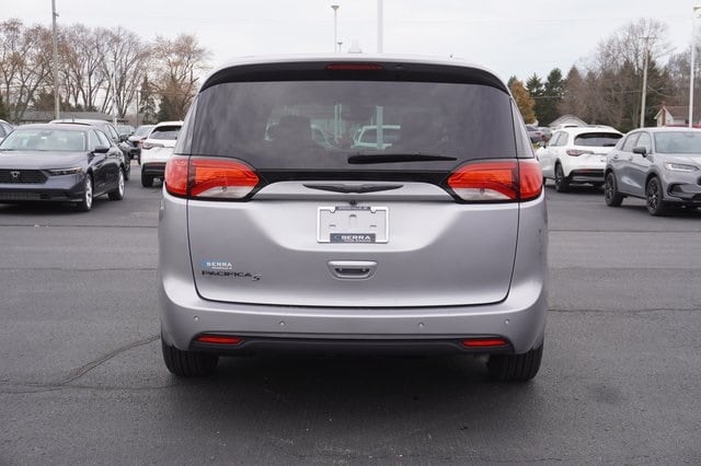 2020 Chrysler Pacifica Touring Plus photo 3