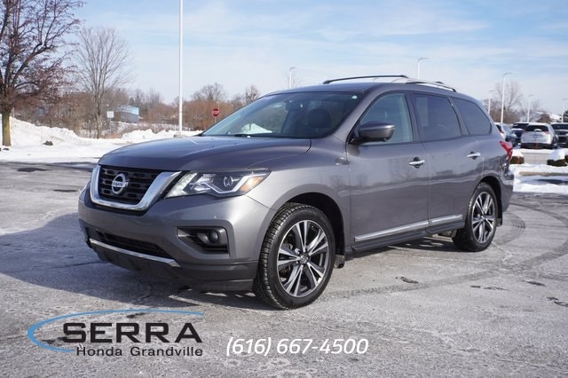 2018 Nissan Pathfinder Platinum's photo