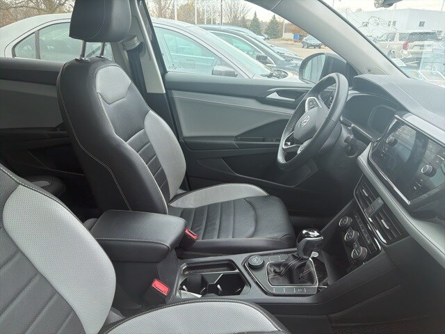 2022 Volkswagen Taos SEL photo 3