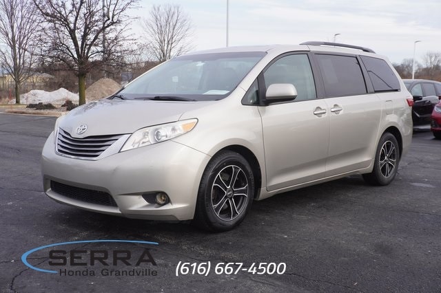 2015 Toyota Sienna XLE's photo