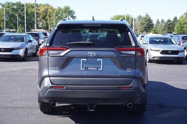 2020 Toyota RAV4 LE photo 4