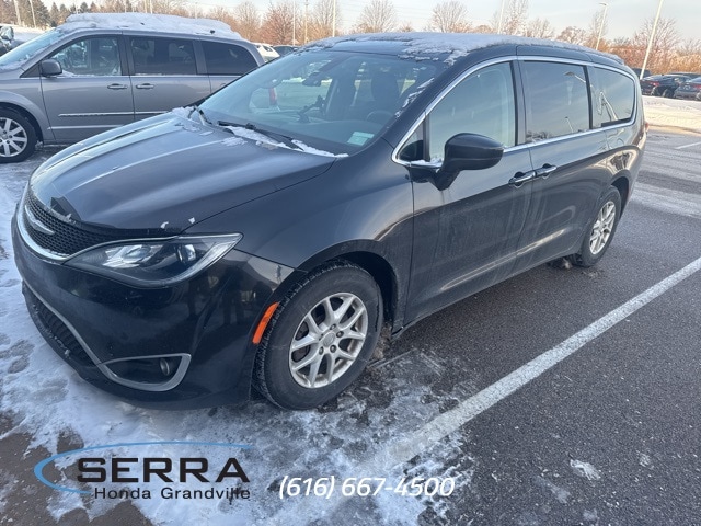 2017 Chrysler Pacifica Touring-L's photo