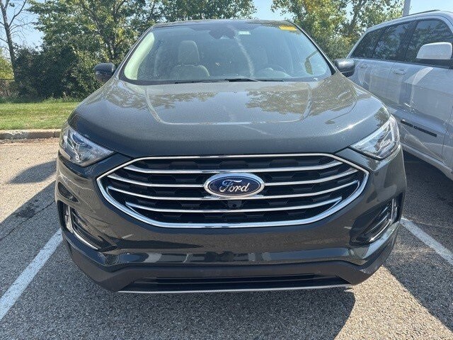 2022 Ford Edge SEL photo 2