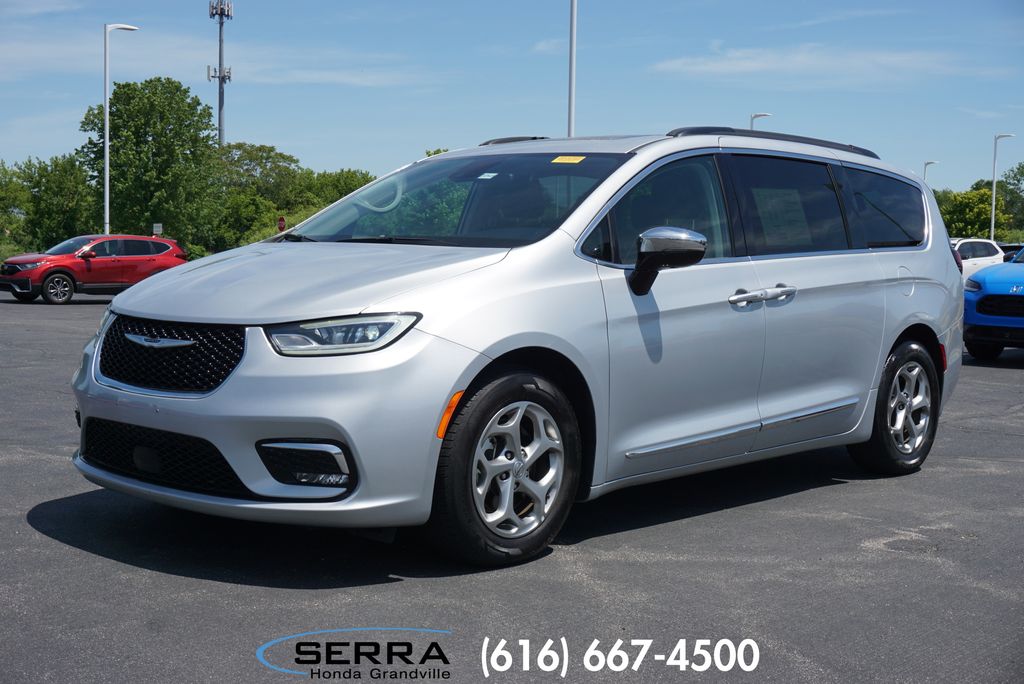 2023 Chrysler Pacifica Limited's photo