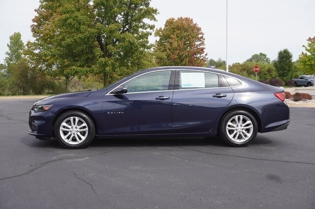 2017 Chevrolet Malibu 1LT photo 2
