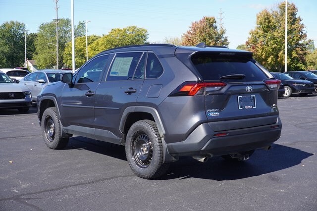 2020 Toyota RAV4 LE photo 3