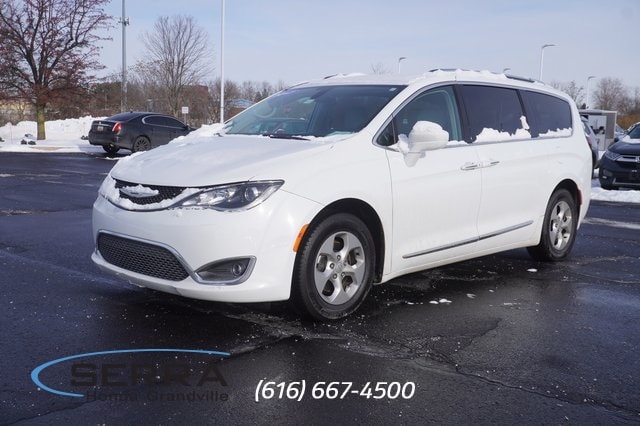 2017 Chrysler Pacifica Touring-L Plus's photo