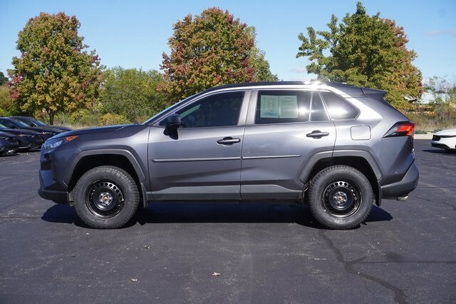 2020 Toyota RAV4 LE photo 2