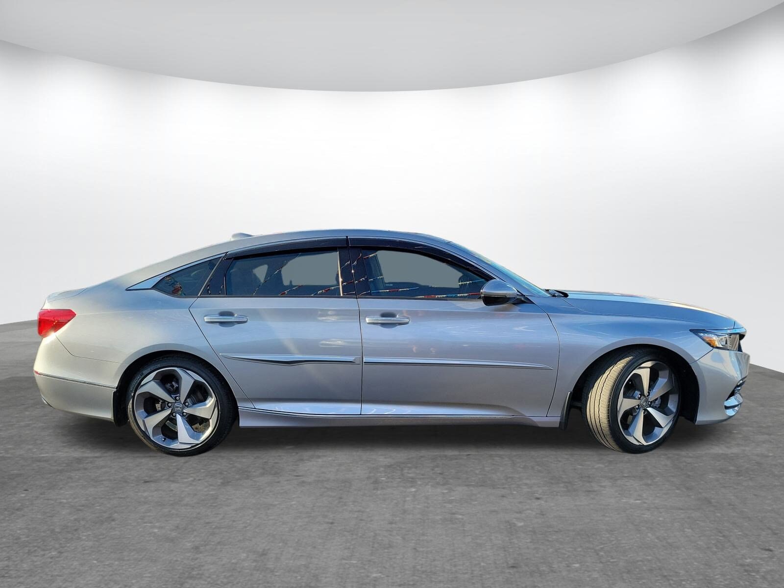 2018 Honda Accord Touring 2.0T photo 4