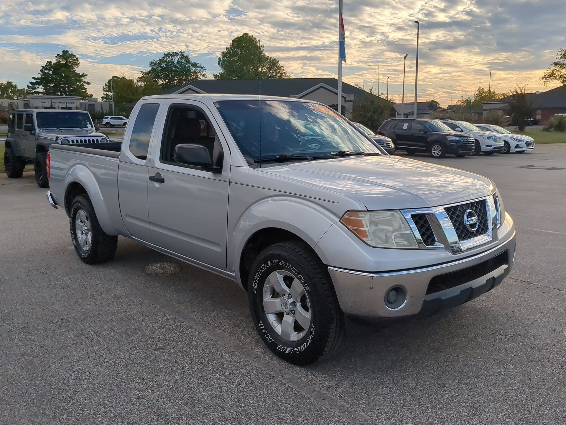 2011 Nissan Frontier SV photo 2