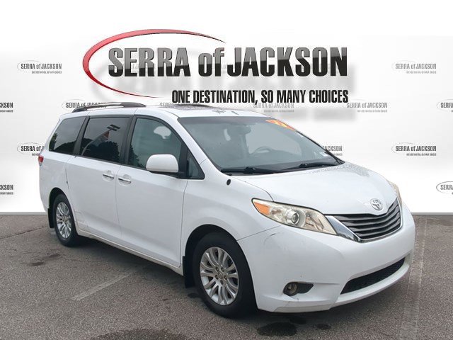 2013 Toyota Sienna XLE photo 2