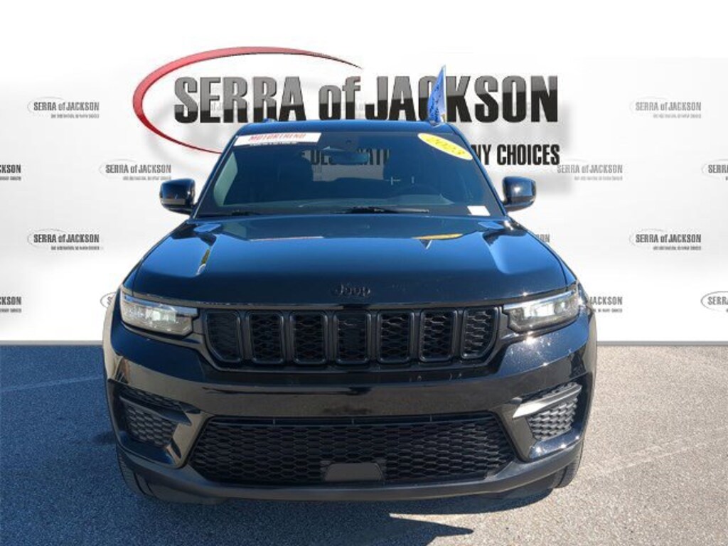 Used 2023 Jeep Grand Cherokee Laredo SUV