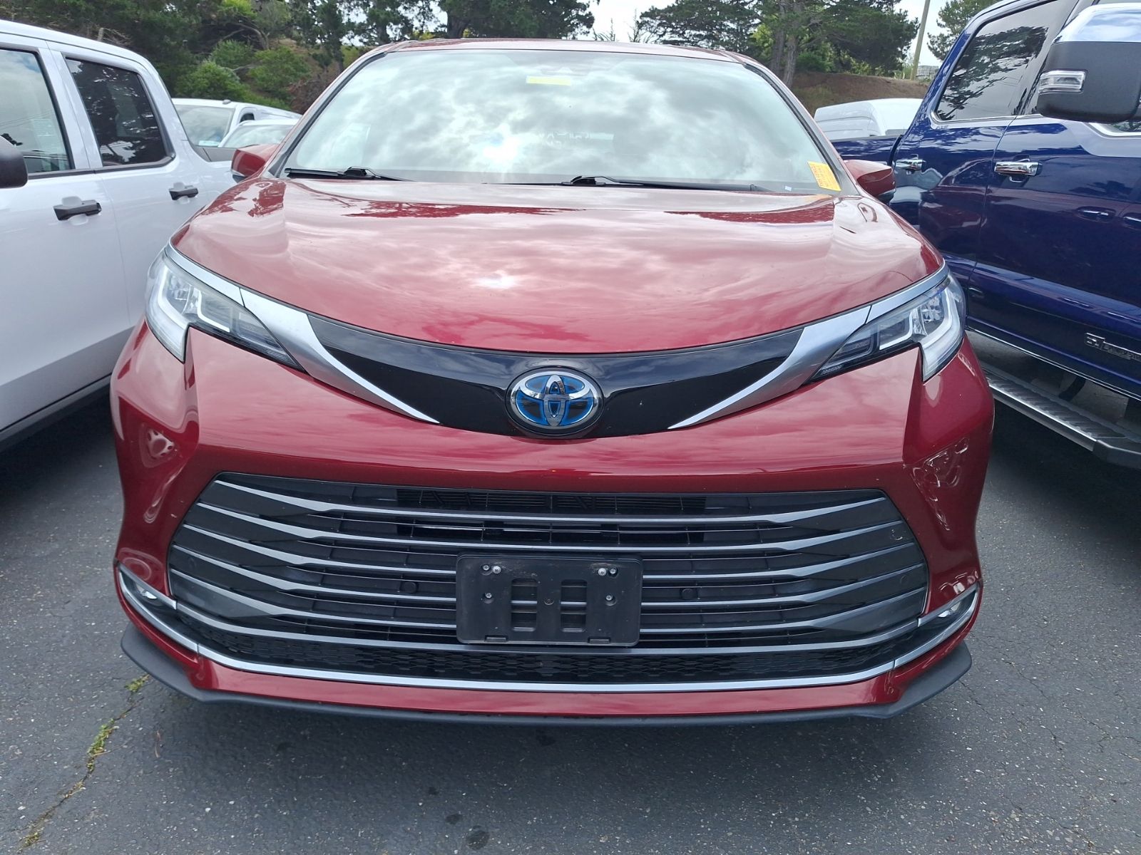 2021 Toyota Sienna Limited 7 Passenger photo 2