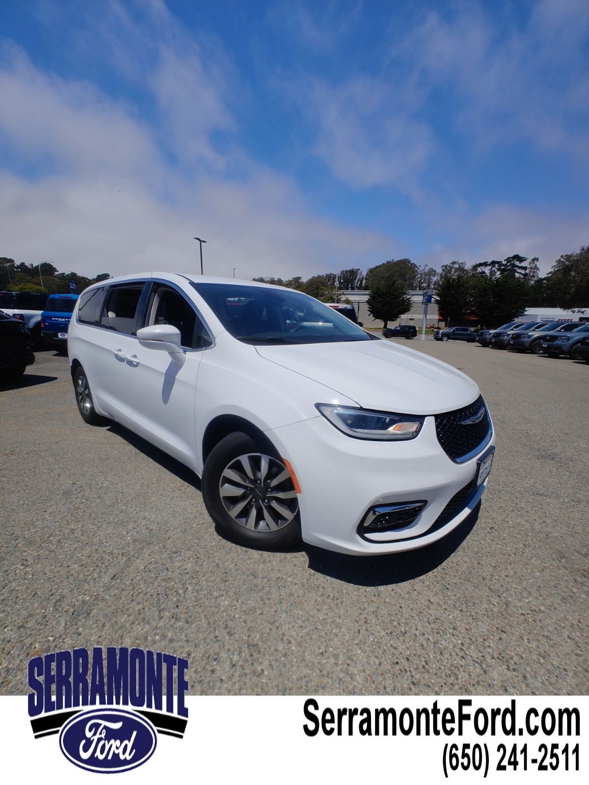 2022 Chrysler Pacifica Hybrid Touring L Hybrid's photo