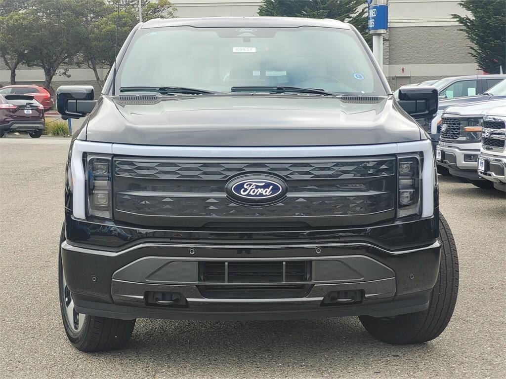 2025 Ford F-150 Lightning Platinum photo 2