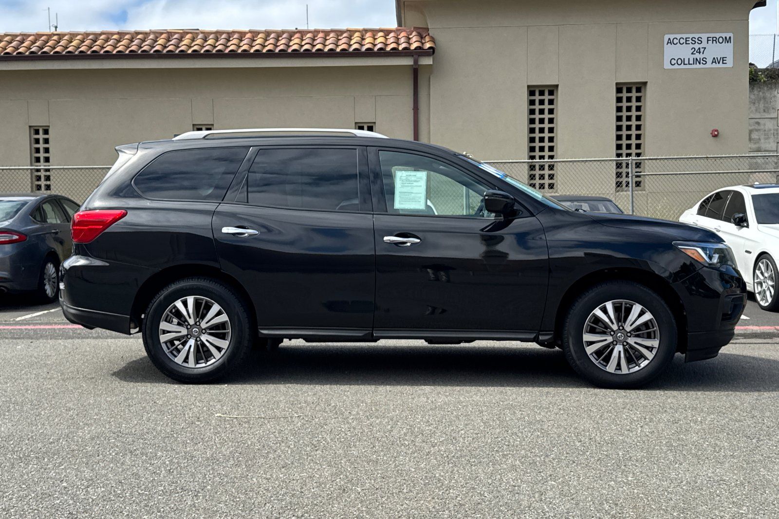 2019 Nissan Pathfinder SV V-6 cyl photo 2