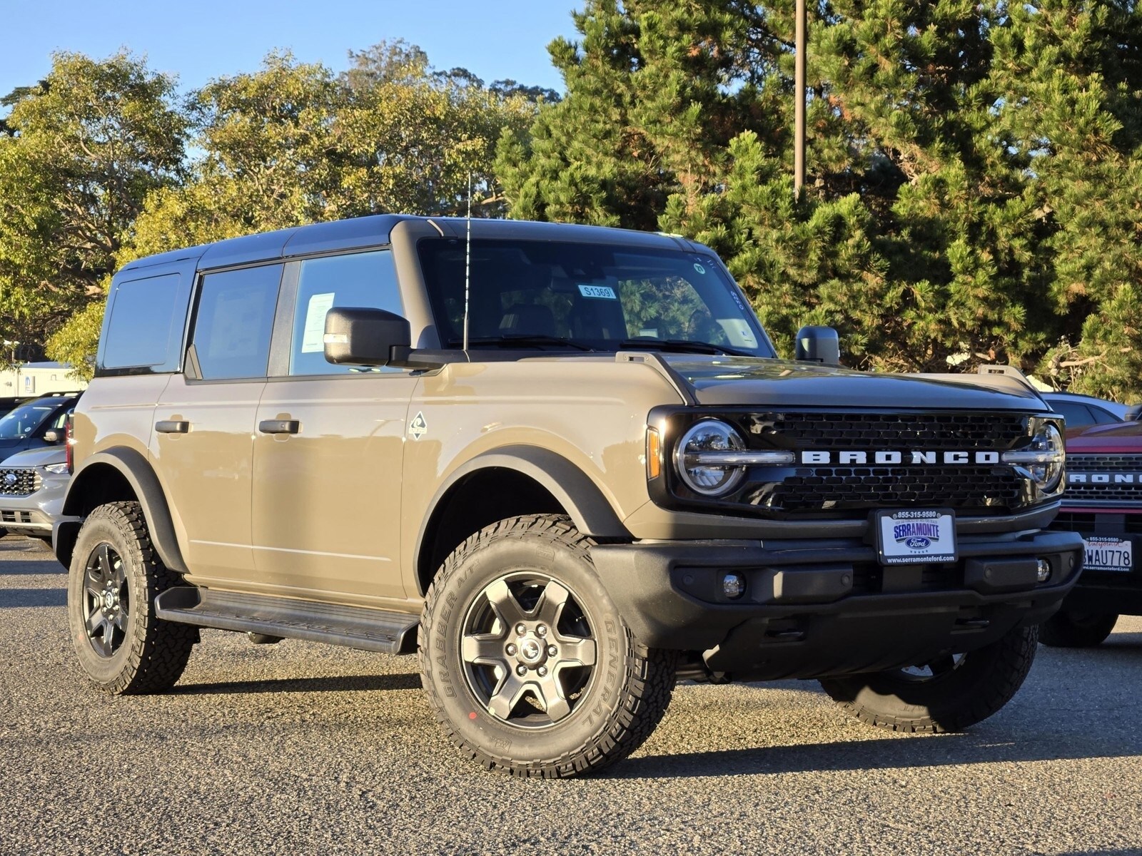 2025 Ford Bronco Outer Banks photo 2
