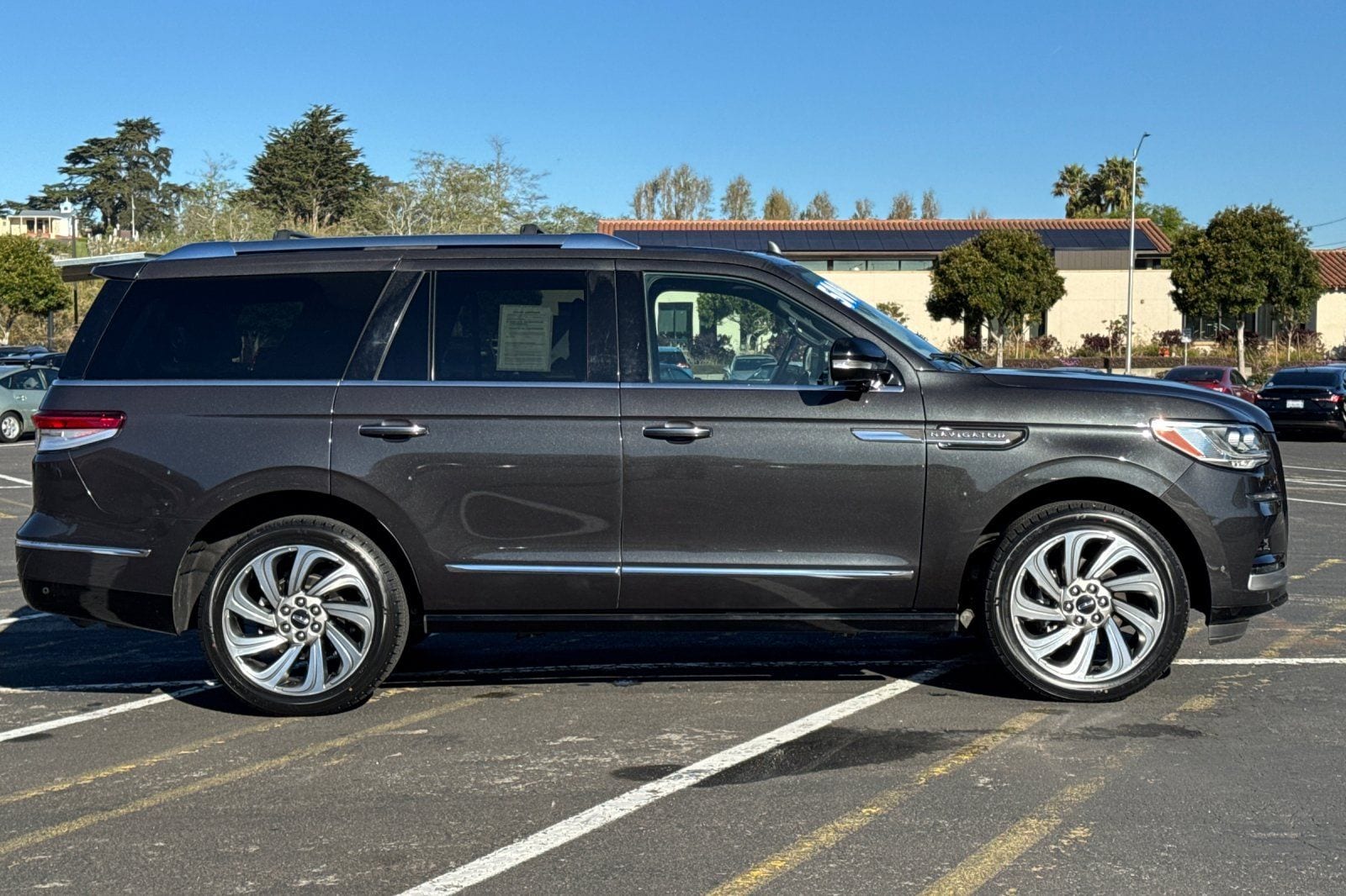 2023 Lincoln Navigator Reserve V-6 cyl photo 2