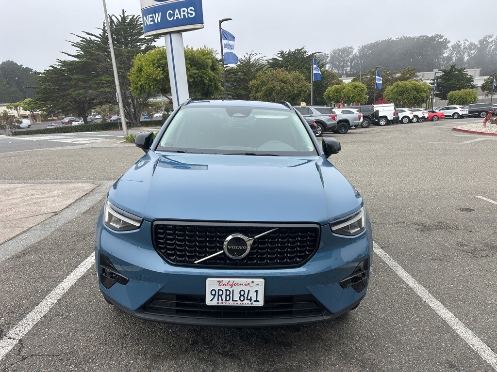 2024 Volvo XC40 Plus photo 2