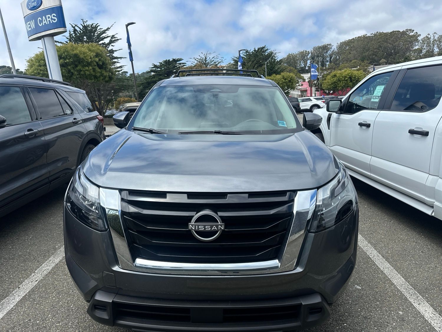 2024 Nissan Pathfinder SV photo 2