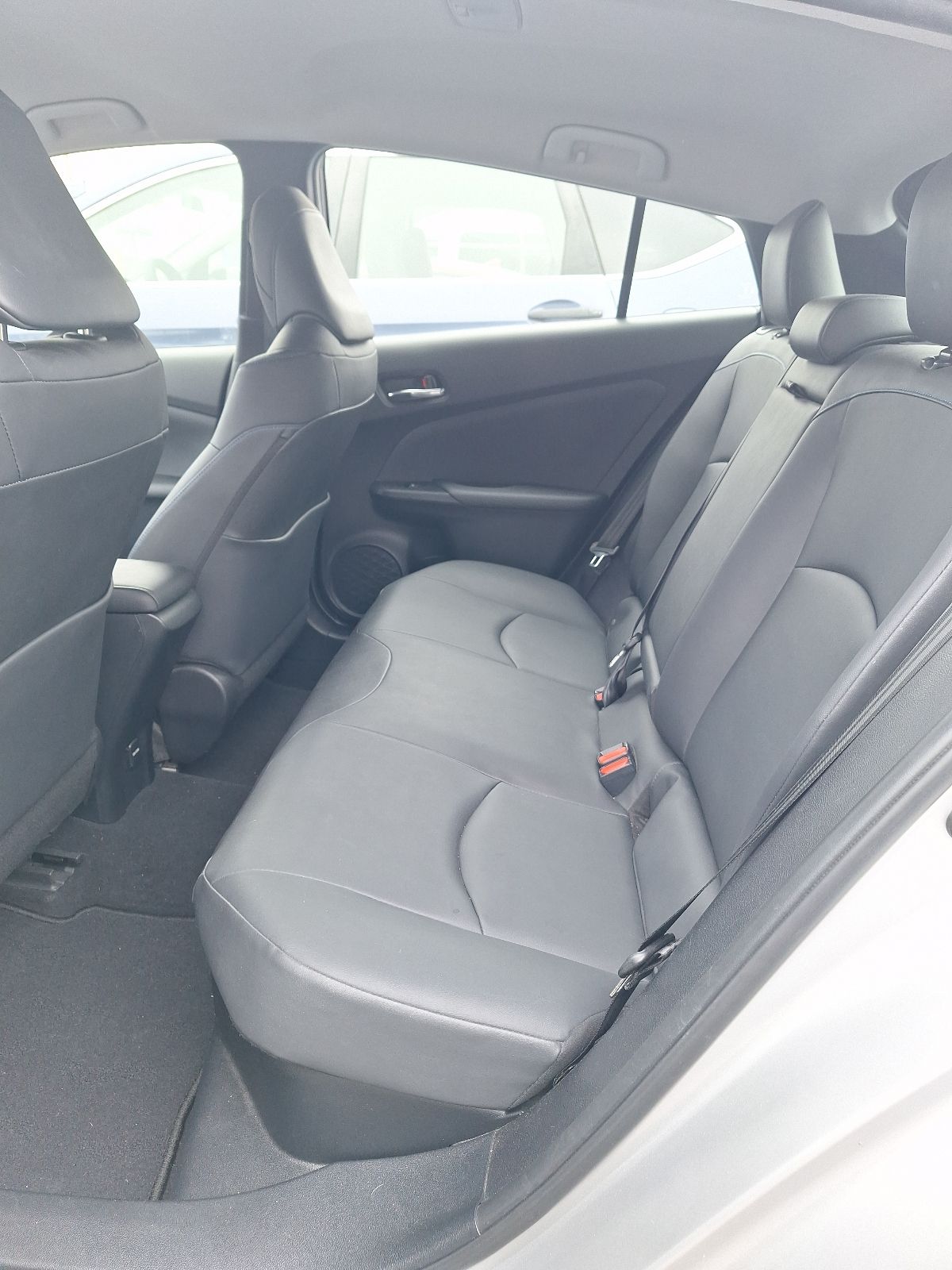 2017 Toyota Prius Three Touring photo 5