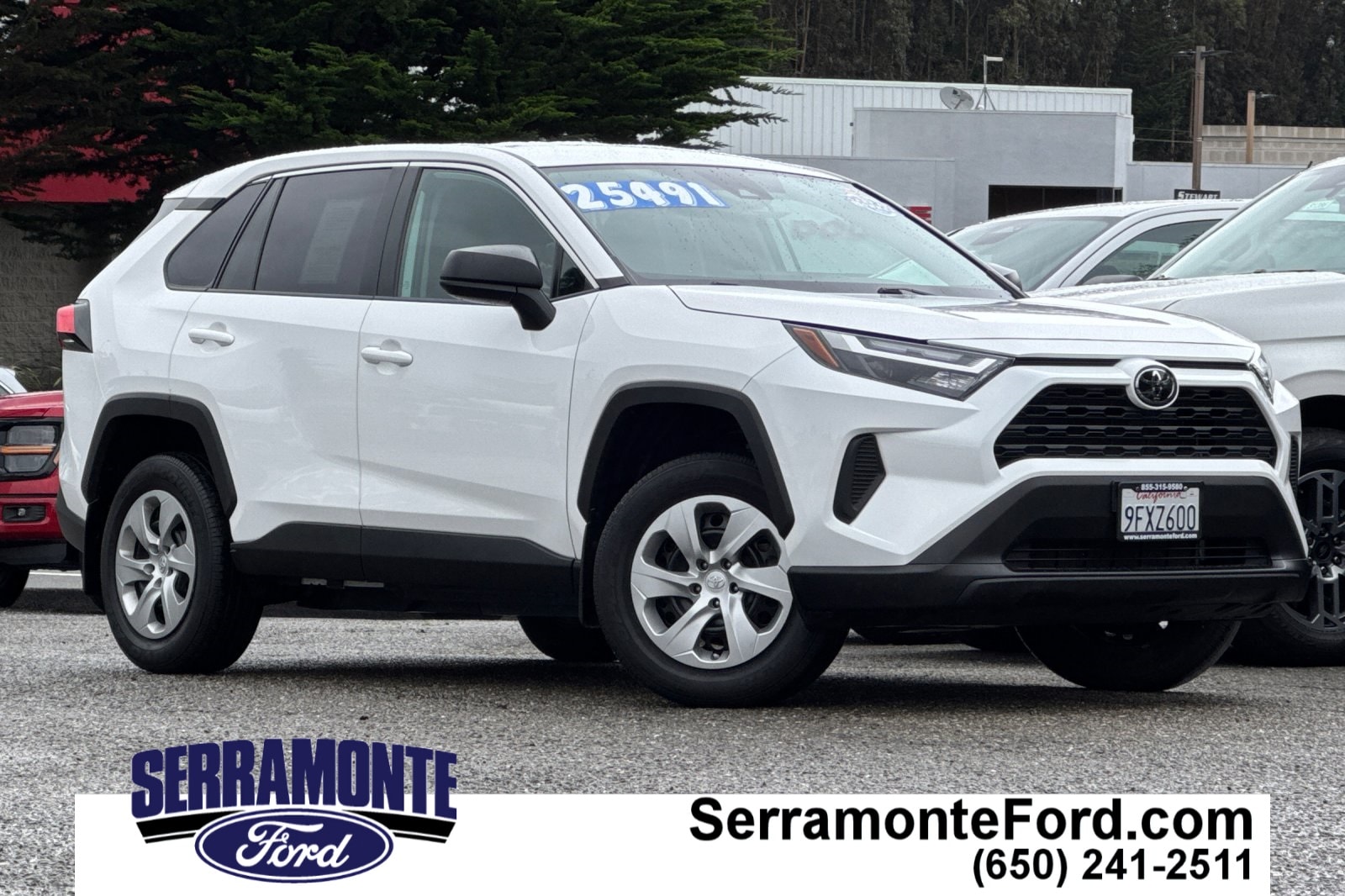 2023 Toyota RAV4 LE's photo