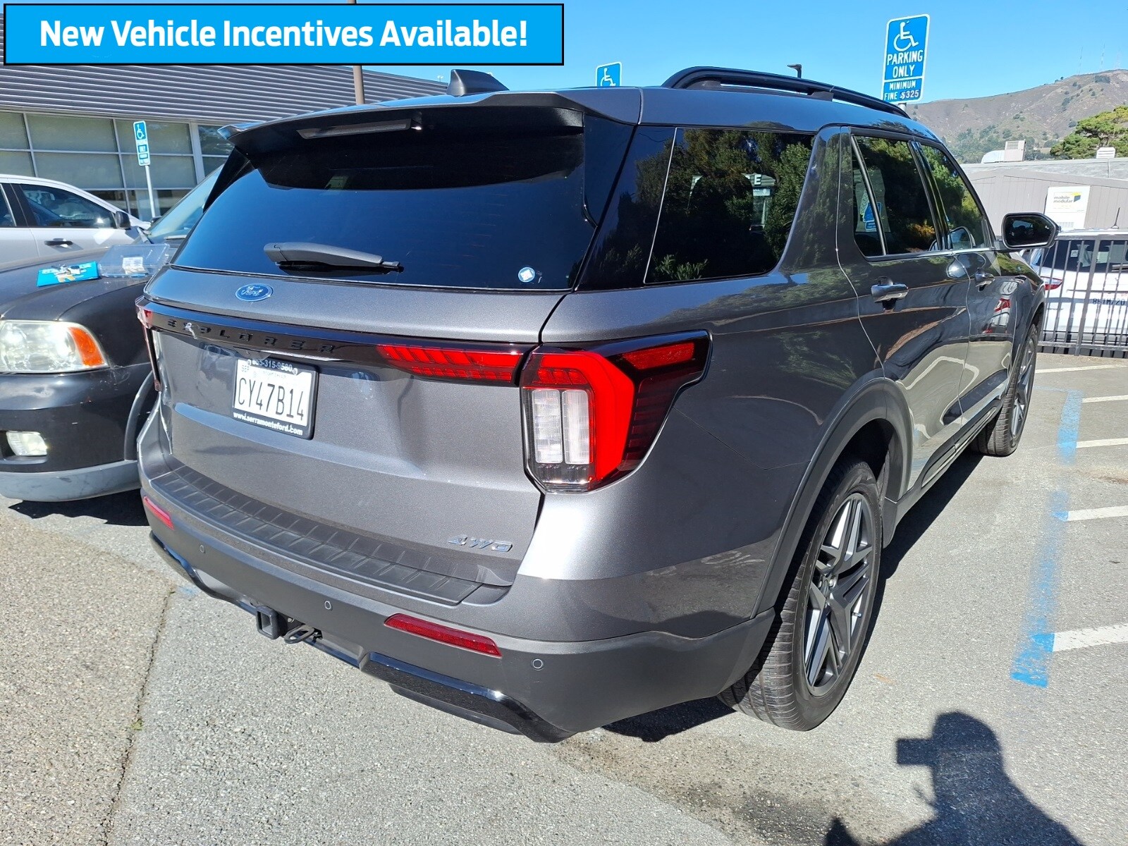 2025 Ford Explorer ST-Line photo 2