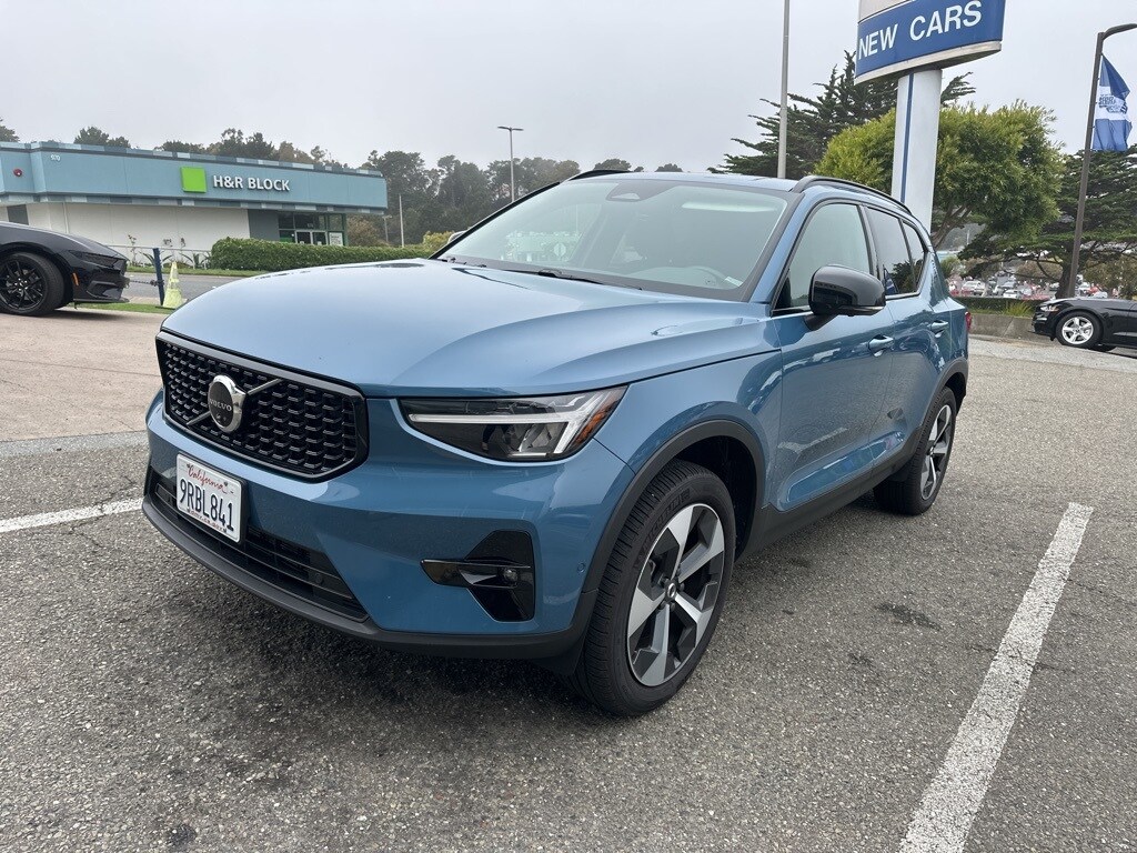 2024 Volvo XC40 Plus photo 3
