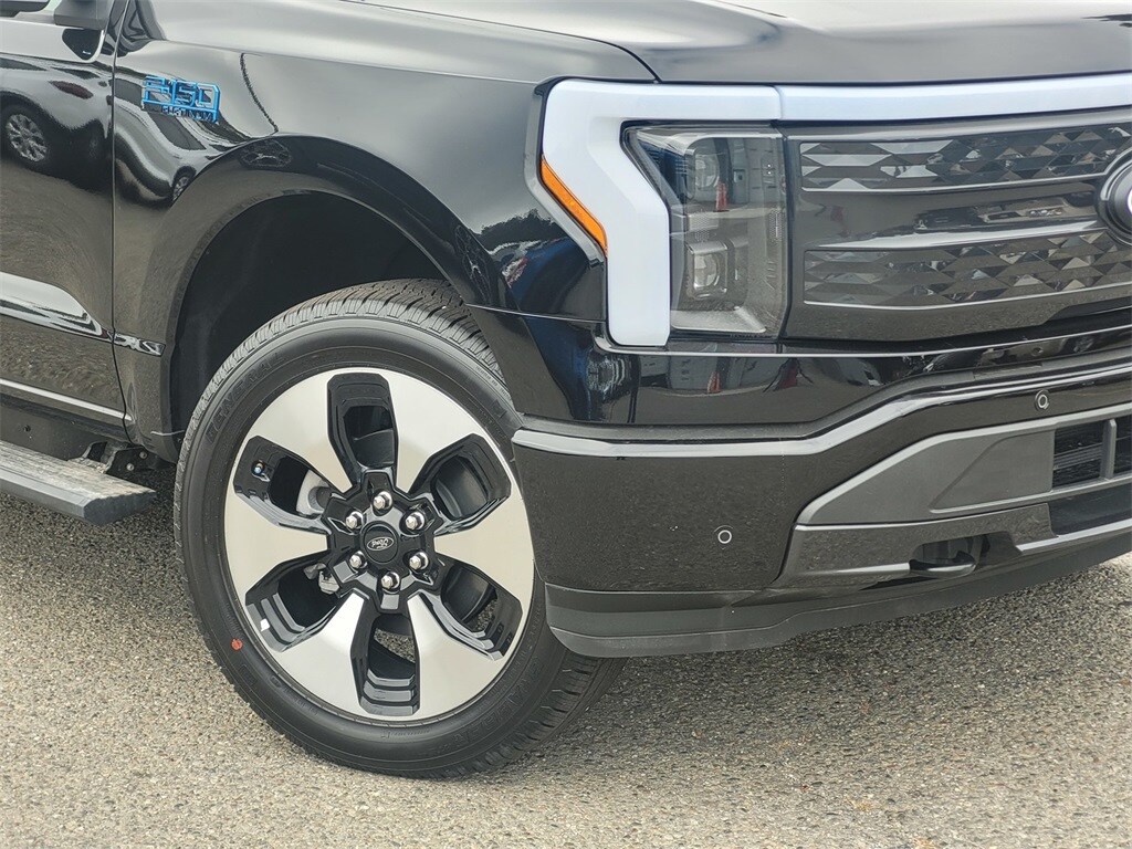 2025 Ford F-150 Lightning Platinum photo 3