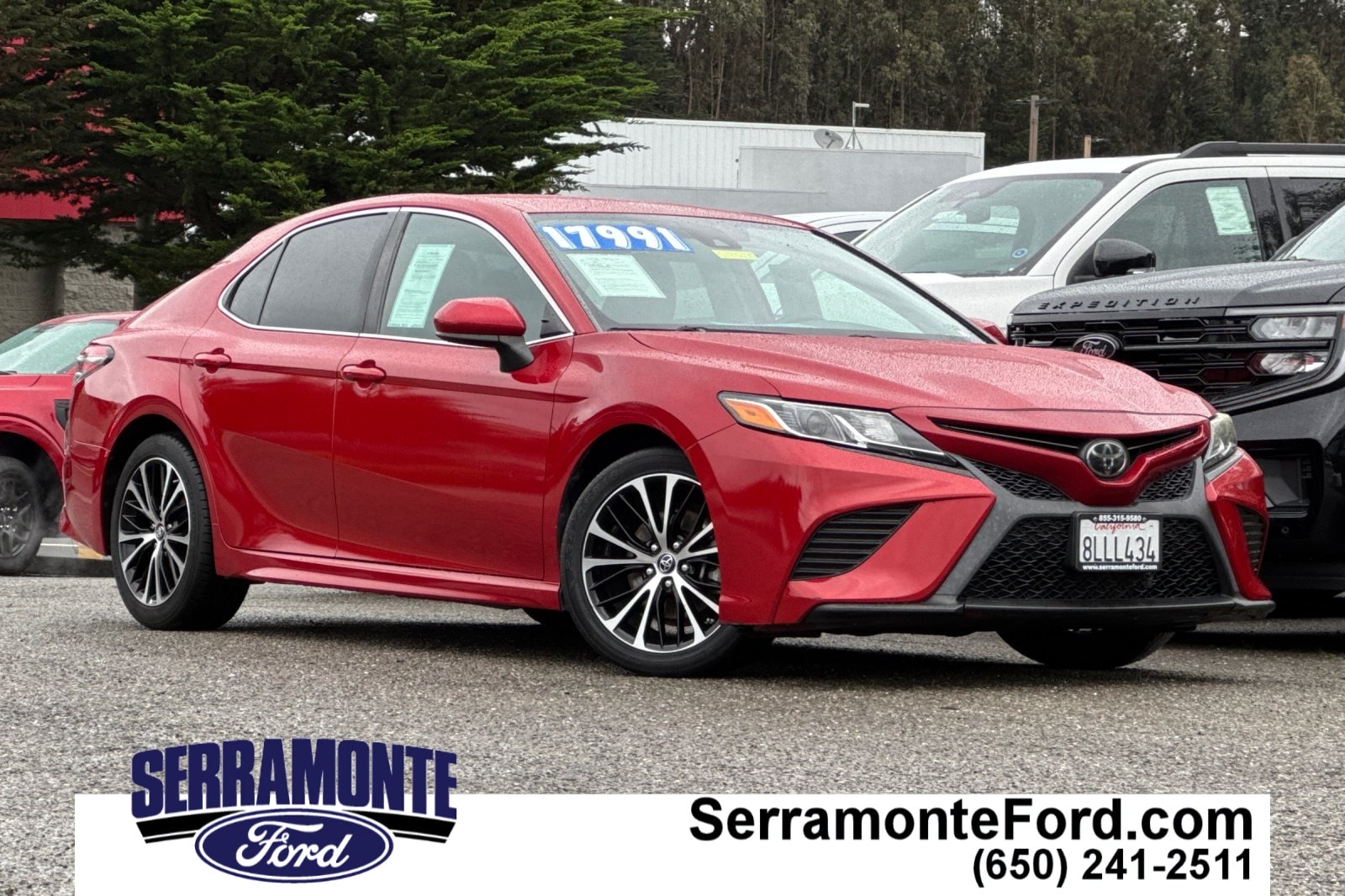 2019 Toyota Camry SE's photo