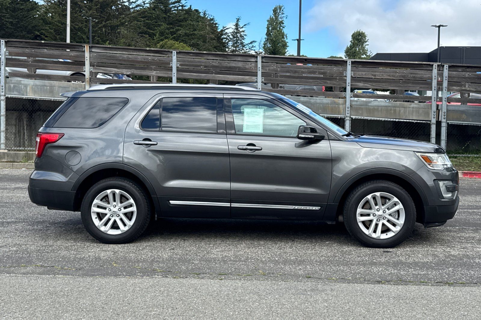 2017 Ford Explorer XLT photo 2