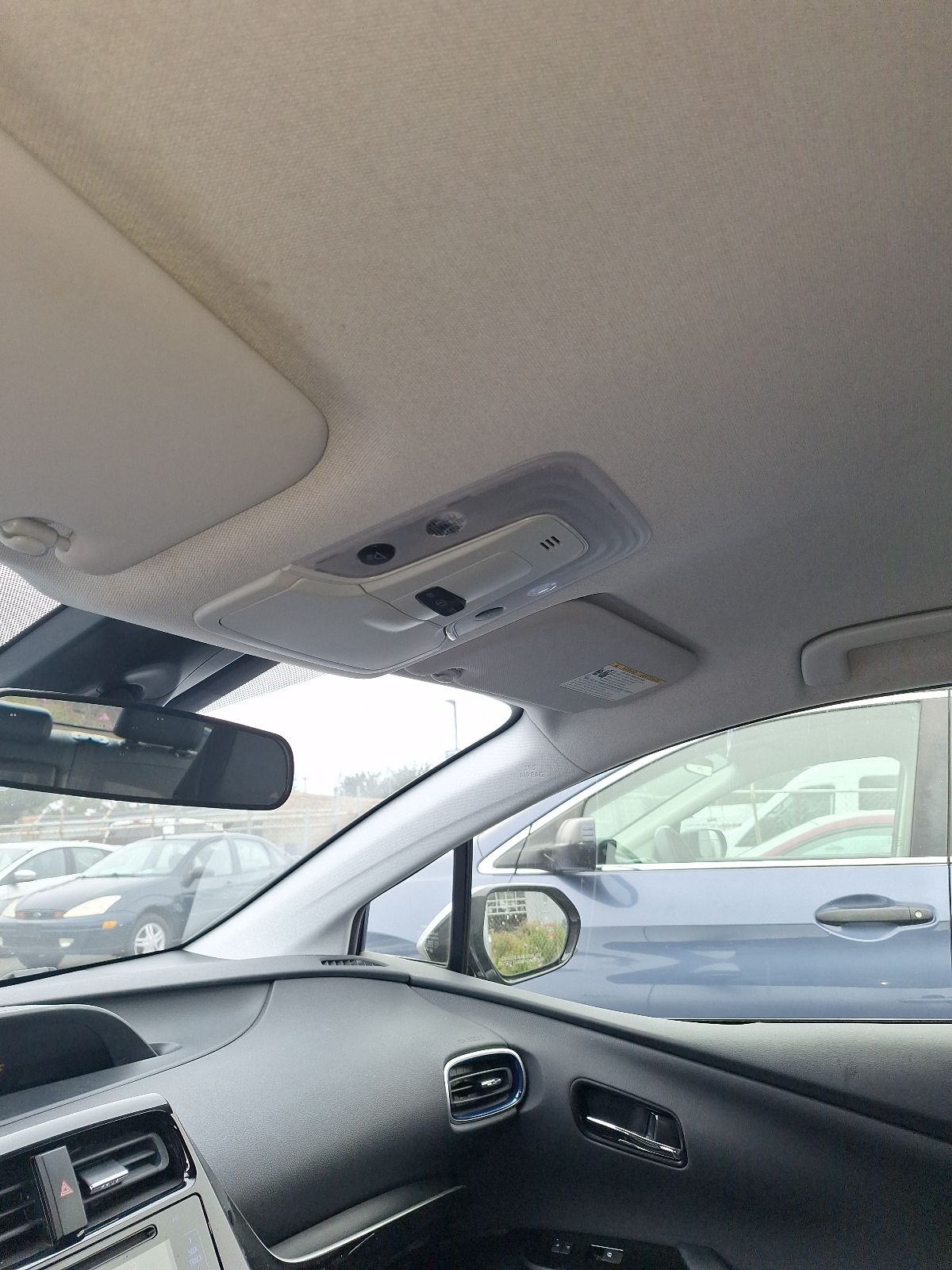 2017 Toyota Prius Three Touring photo 4
