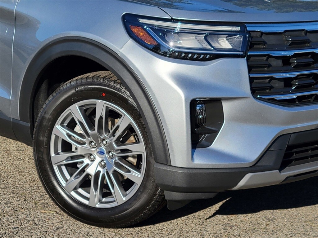 2025 Ford Explorer photo 3