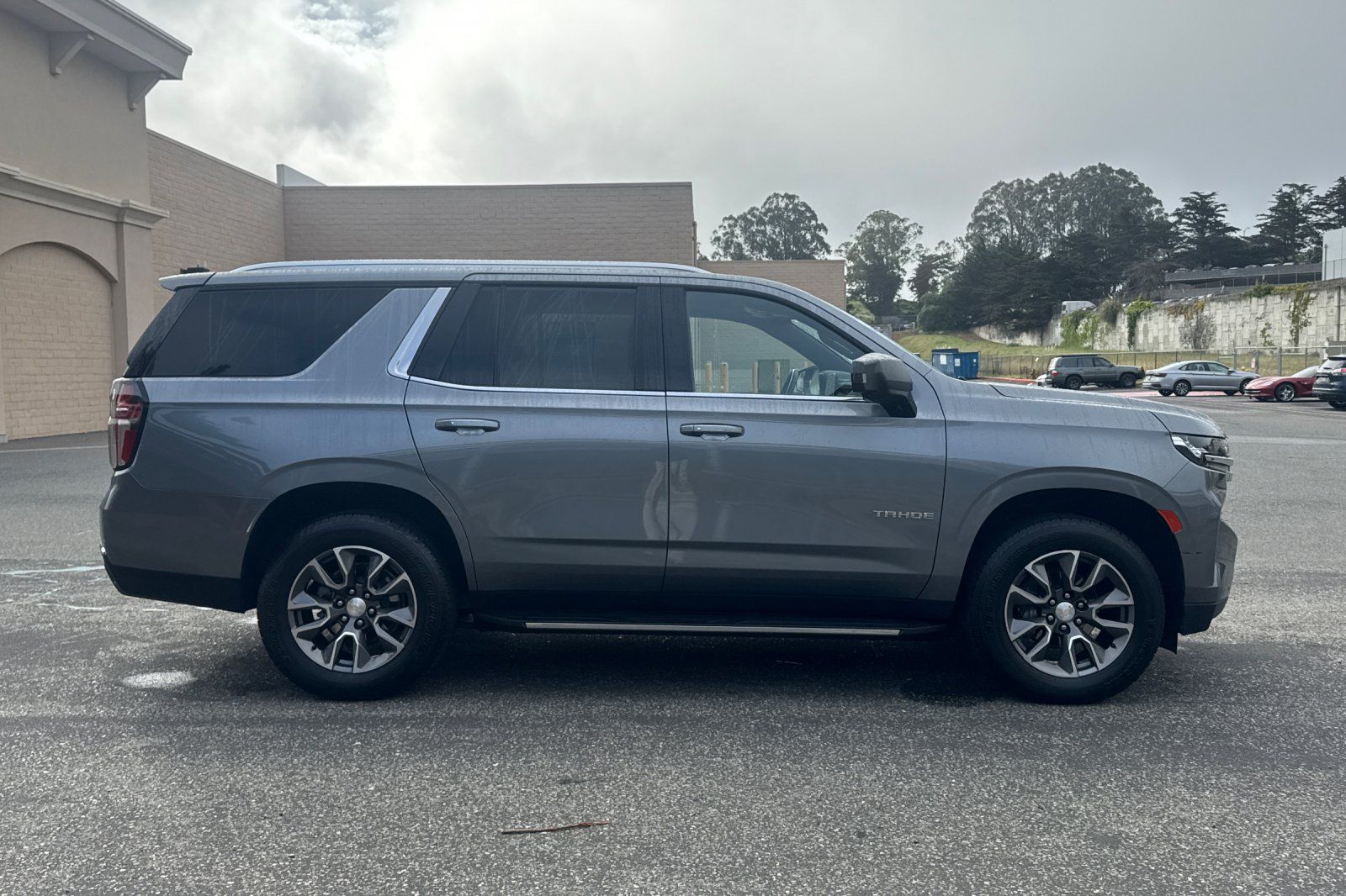 2022 Chevrolet Tahoe LT photo 2