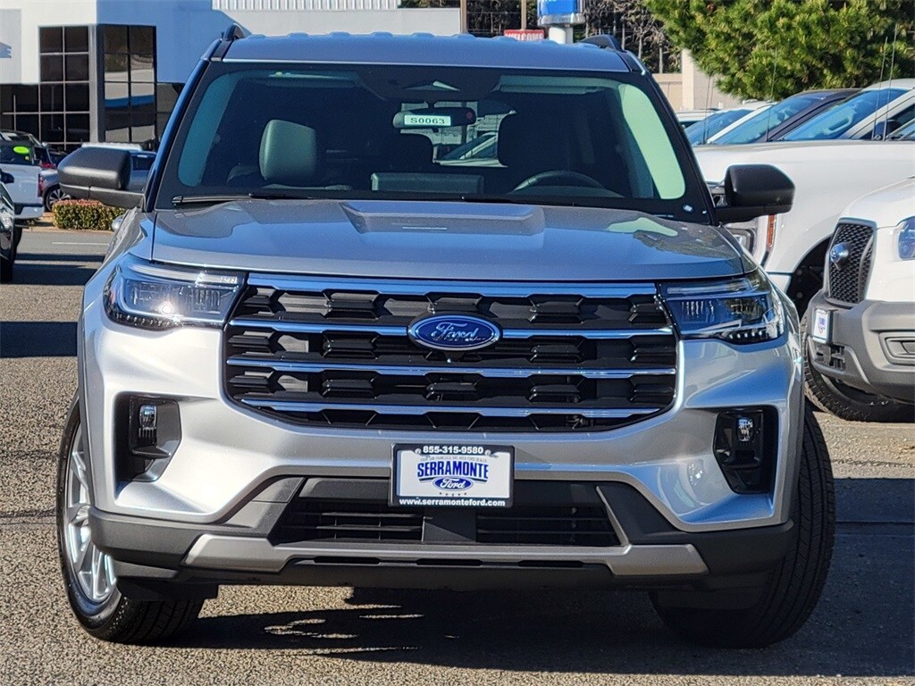2025 Ford Explorer photo 2