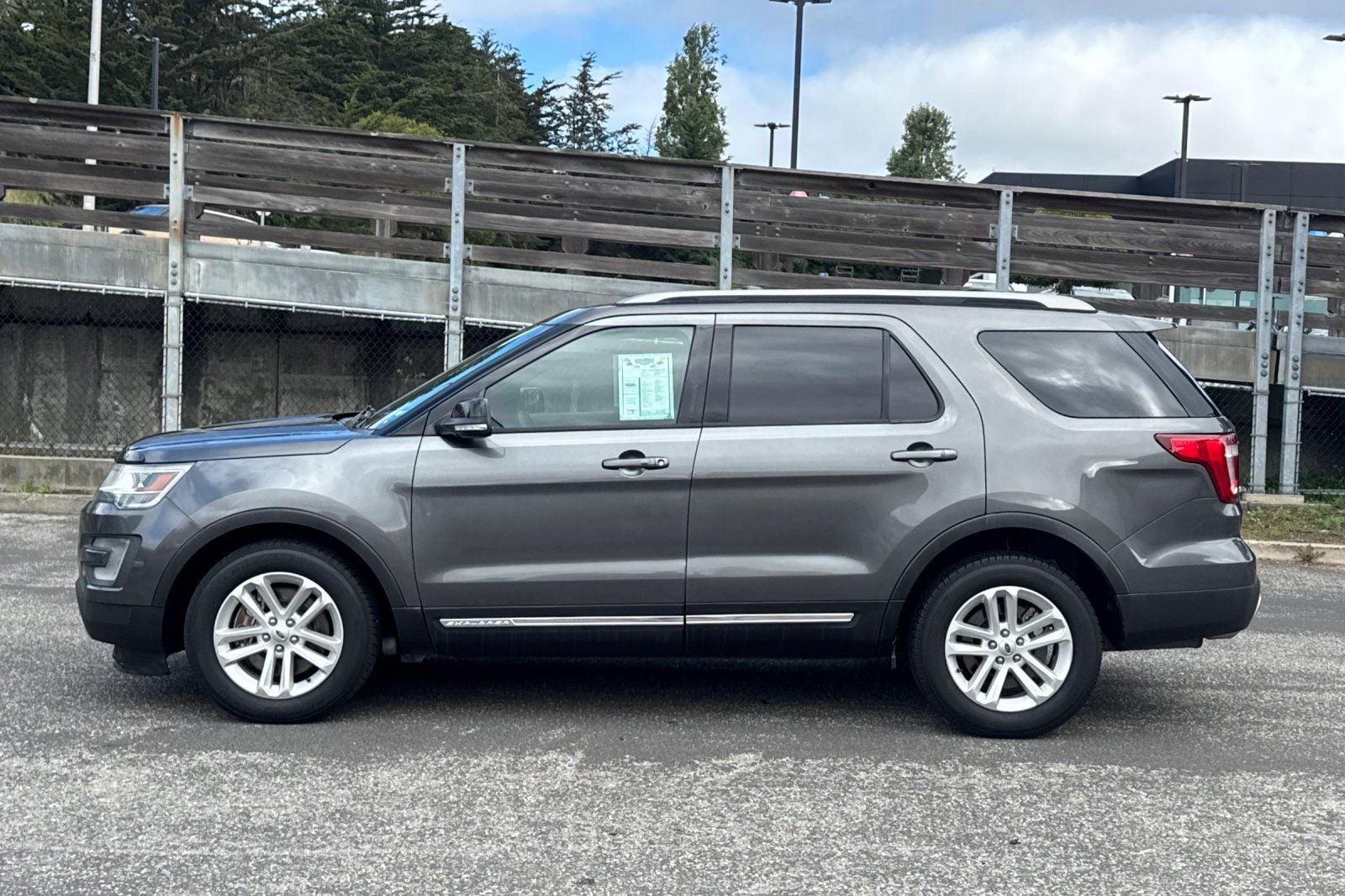 2017 Ford Explorer XLT photo 3